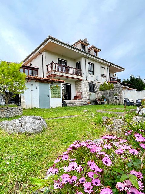 ESTUPENDA CASA CON JARDIN EN PUENTE ARCE